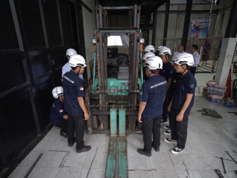 Operator Forklift | Delta Sinergi Solusi