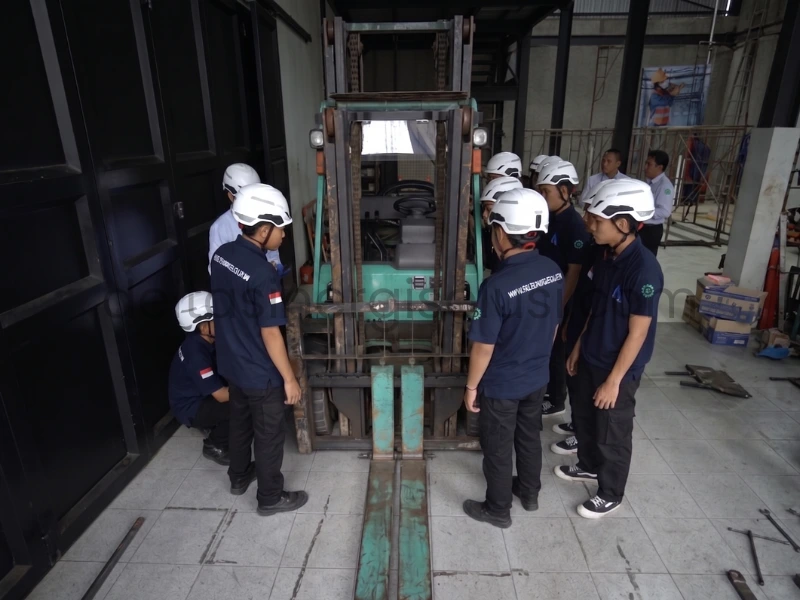 Operator Forklift | Delta Sinergi Solusi