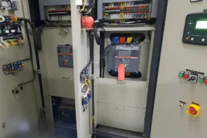 Panel listrik gedung dan pabrik dengan breaker, wiring, dan sistem kontrol