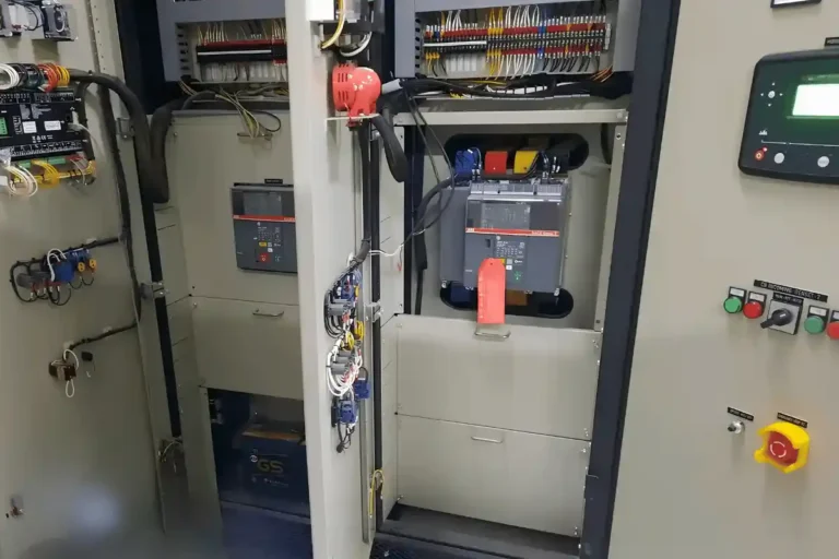 Panel listrik gedung dan pabrik dengan breaker, wiring, dan sistem kontrol