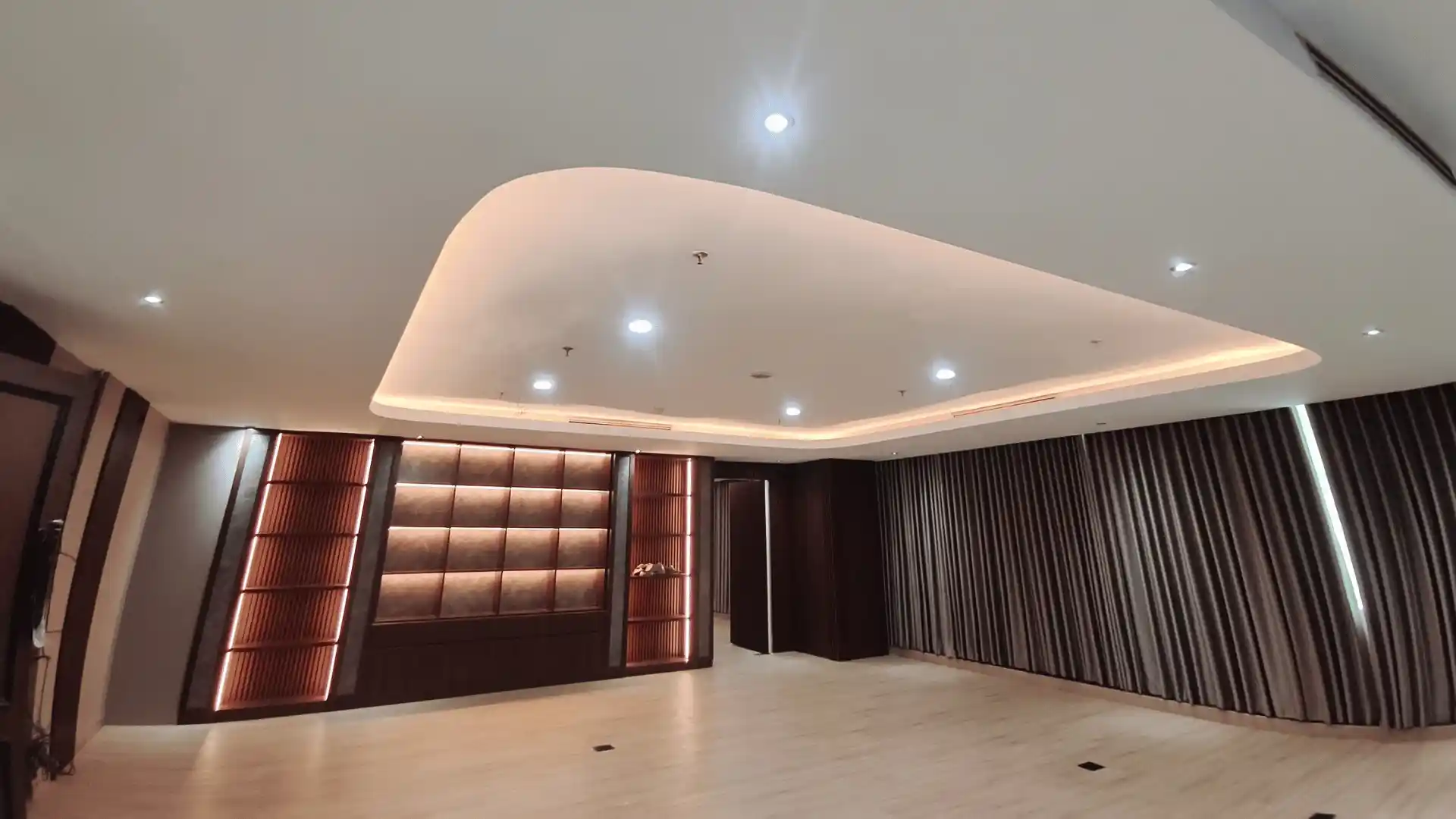"Pencahayaan interior dengan lampu downlight dan LED tersembunyi pada plafon ruangan modern"