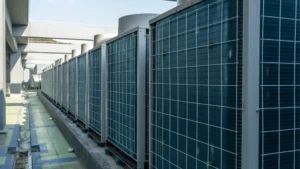 "Deretan unit outdoor sistem AC central yang terpasang di area rooftop gedung"