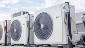 Deretan unit outdoor HVAC dengan kipas kondensor yang terpasang di rooftop gedung