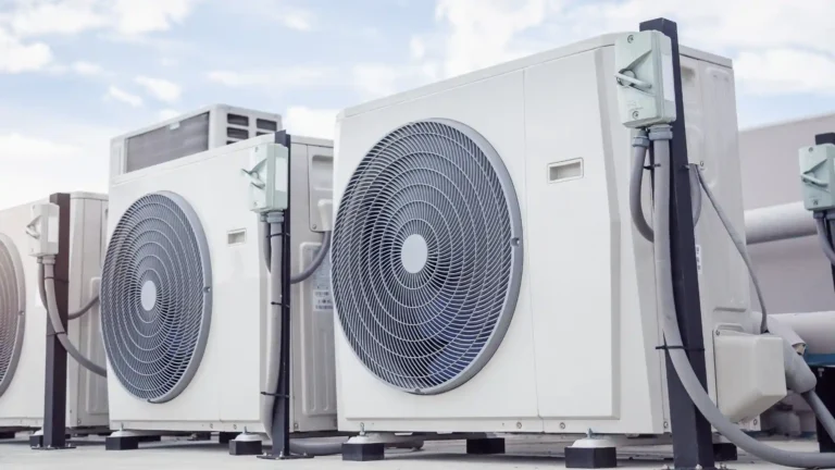 Deretan unit outdoor HVAC dengan kipas kondensor yang terpasang di rooftop gedung