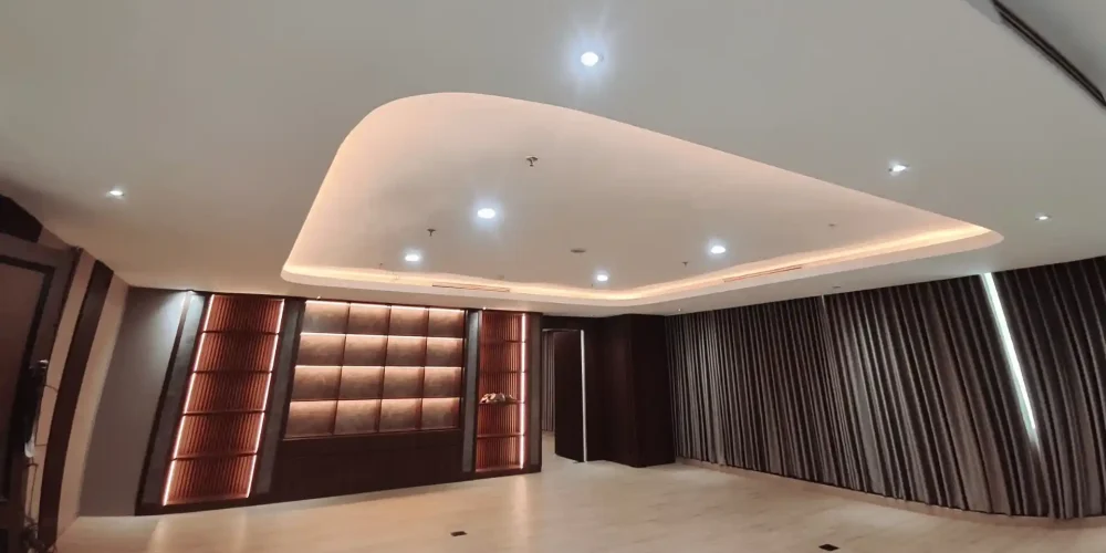 "Pencahayaan interior dengan lampu downlight dan LED tersembunyi pada plafon ruangan modern"